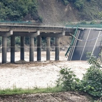 Срутване на мост на магистрала в Китай взе най малко 11