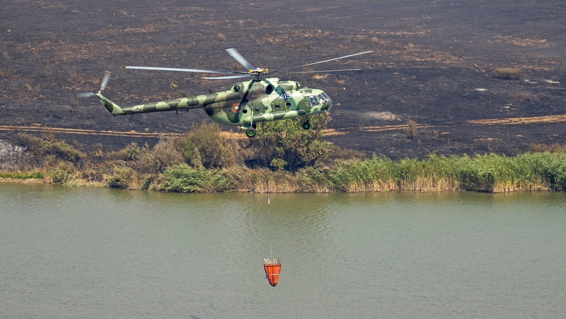 МО: Близо 120 часа хеликоптерите са били във въздуха заради пожарите