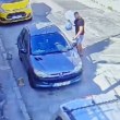 Мъж опита да отвори чужда кола ВИДЕО