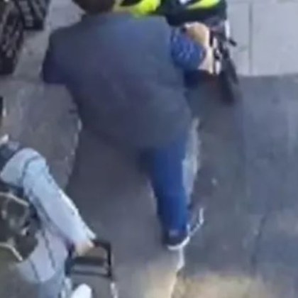 Детска количка с двегодишни близначки се преобърна на пътя на