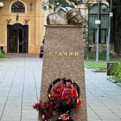 Неизвестно лице обезглави използвайки чук бюст на съветския диктатор Йосиф