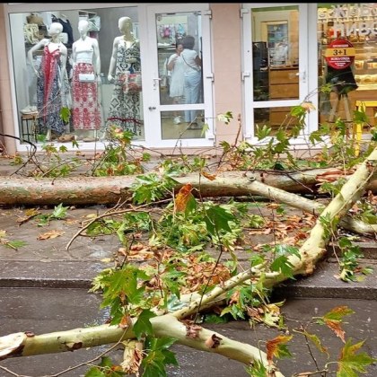 Буря удари и Бургас! Има щети СНИМКИ