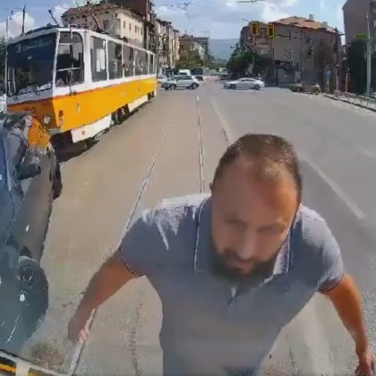 Водач на БМВ удари трамвай и слезе да се кара с ватманите ВИДЕО