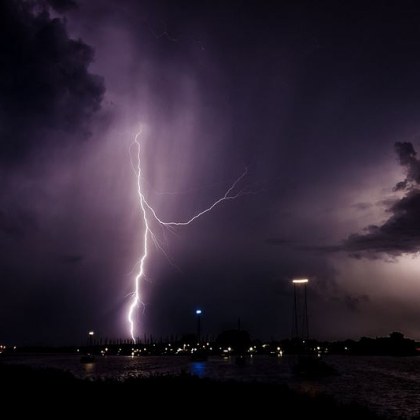 Мъж и дете бяха поразени от мълния в Стара планина