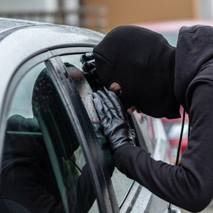 Мъж открадна пари от автомобил в село Соколица