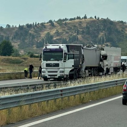 Първи СНИМКИ показват смъртоносната катастрофа между камиони на АМ Струма