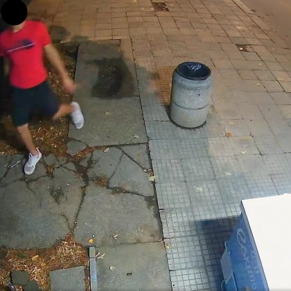 Видеоклип от охранителна камера показва как младежи задигат рекламно знаме