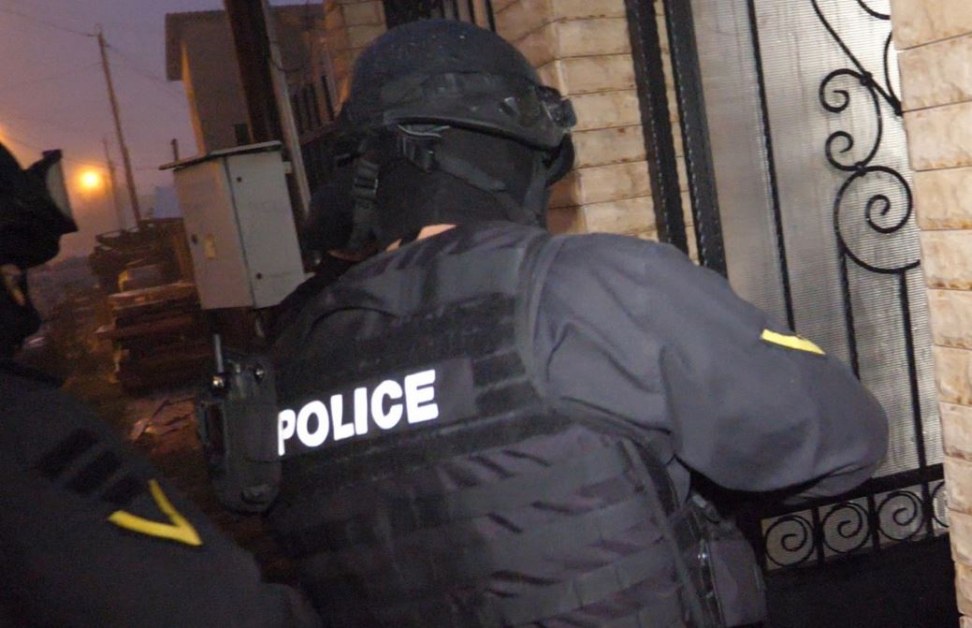 Агресивен мъж оказа съпротива на полицаи, откриха дрога