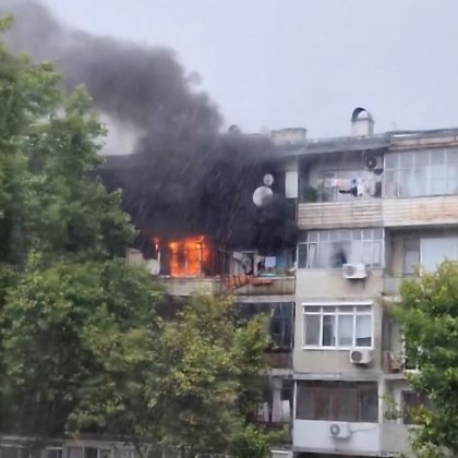 Пожар гори в апартамент в Пловдив Огромни пламъци бушуват в