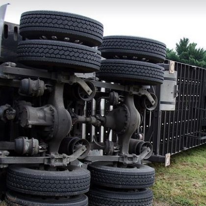 Най малко девет души са загинали при падането на автобус в