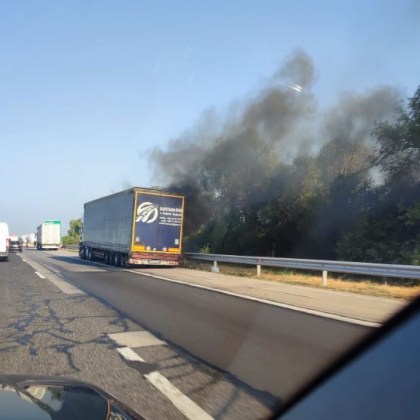 Камион гори в този момент на автомагистрала Тракия Черни пушеци