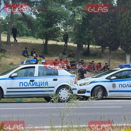 Откриха 20 мигранти, натъпкани в бус