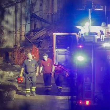 Двама загинали и 13 ранени при срутване на балкон в