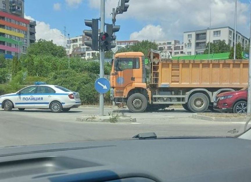 Мотор се озова под камион във Варна СНИМКА