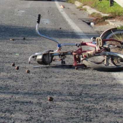 Дете с велосипед бе ударено от автомобил този следобед съобщиха
