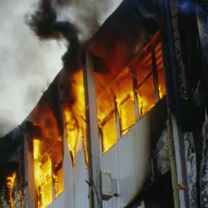 Незагасена цигара предизвика пожар в жилищен блок във Видин съобщиха