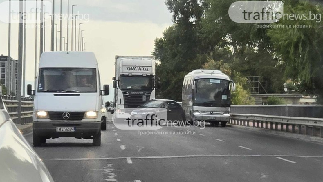Катастрофа между кола и ТИР в Пловдив СНИМКИ