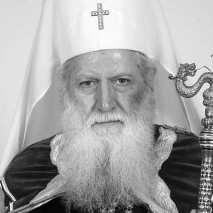 Вандали са поругали гроба на партриарх Неофит пред столичния храм