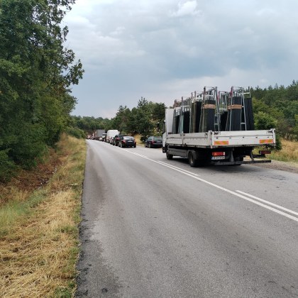 Шофьор се блъсна челно в камион, загина