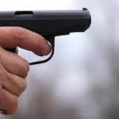 Заради вдигнат с репатрак автомобил мъж е размахвал пистолет срещу