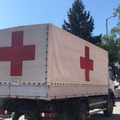 Одеяла храна и вода предоставиха от Българския Червен кръст на