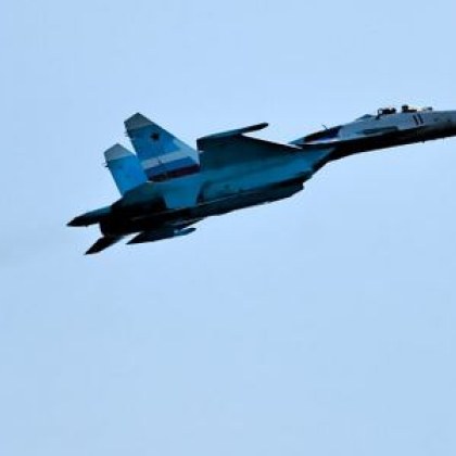 Руски изтребител Су 27 ескортира разузнавателен самолет Ар Си 135