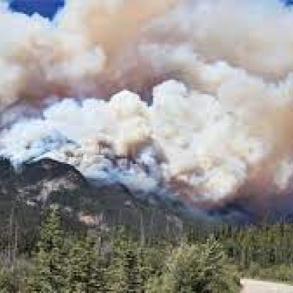 Огромен бързодвижещ се горски пожар е изпепелил половината от историческия