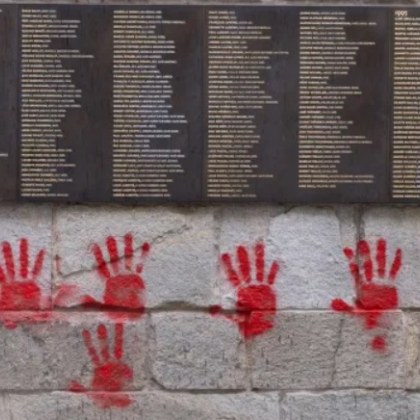Оскверняването на Мемориала на Холокоста в Париж се е случило
