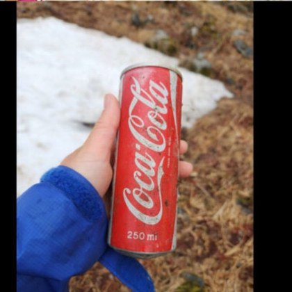 Планински турист намери 40 годишна кутия Coca Cola от планината Кита в Япония