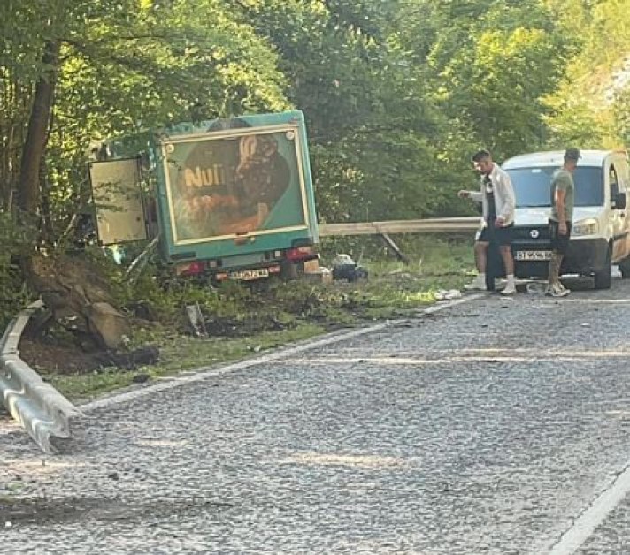 Камион отнесе мантинела във Великотърновско СНИМКИ
