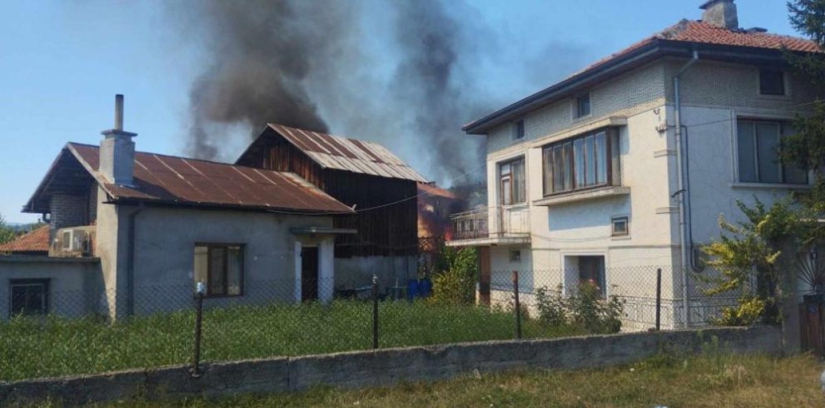 Плевни, лятна кухня и покрив са изгорели при пожар в Пазарджишко СНИМКИ