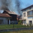 Плевни, лятна кухня и покрив са изгорели при пожар в Пазарджишко СНИМКИ
