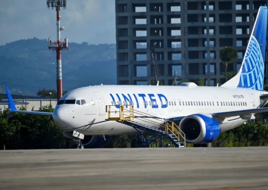 Полет на United Airlines беше отклонен, след като биологична опасност“