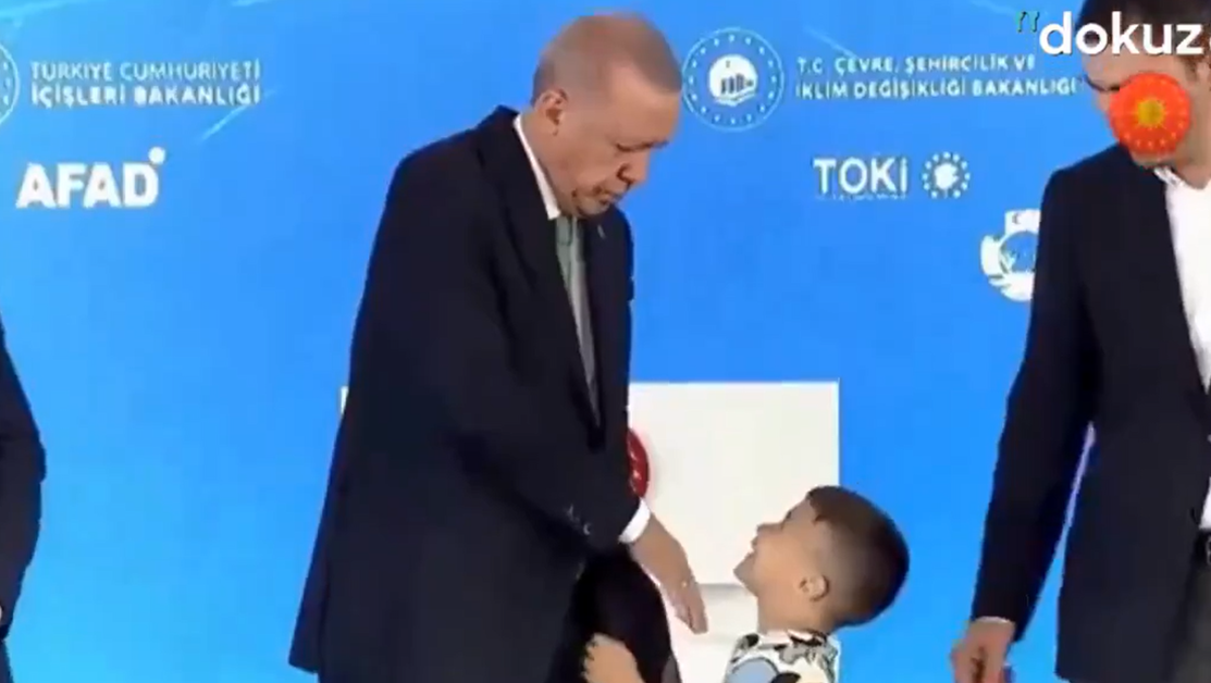 Ердоган шляпна по бузата дете, отказало да му целуне ръка ВИДЕО