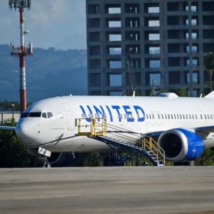 Полет на United Airlines беше отклонен след като биологична опасност