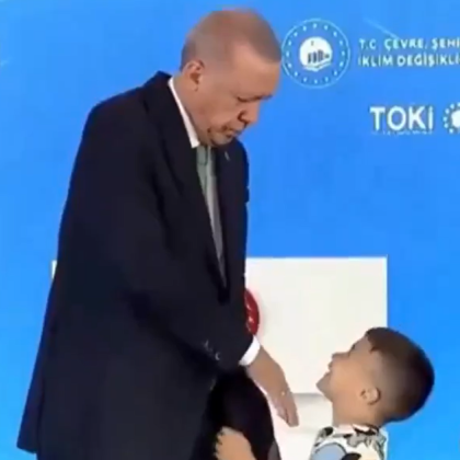 Турският президент Реджеп Ердоган зашлеви шамар на момченце отказало да