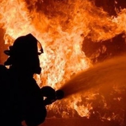 Френски самолети вече гасят пожара на границата с Гърция