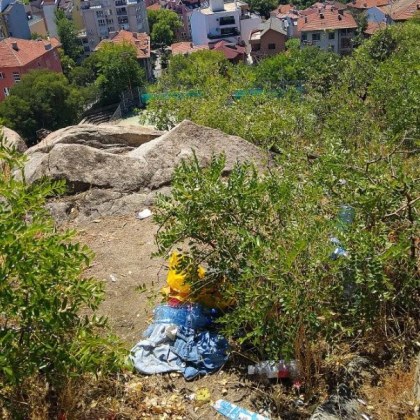 Стъклени и пластмасови шишета дрехи обувки и торби Това е