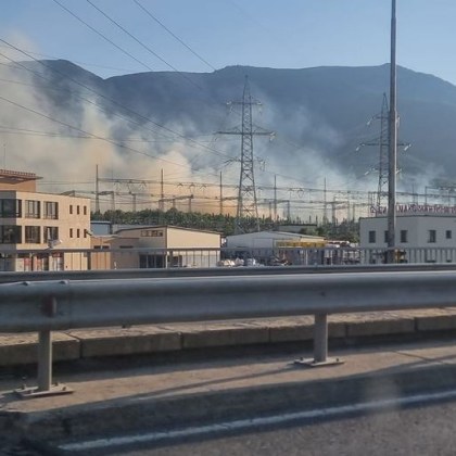 Първи подробности за пожара в София, 4 пожарни се борят със стихията