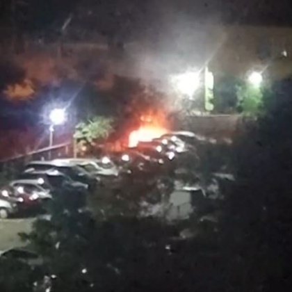 Пожар горя край паркирани коли в София