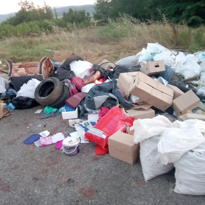 Огромна купчина боклуци замърсява и загрозява входа на Благоевград На