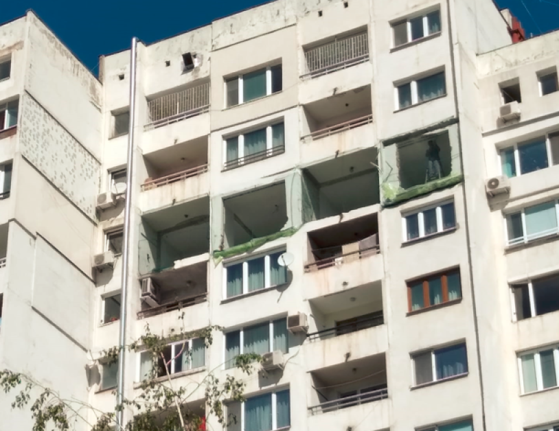 Има ли на(раз)рушение? РДНСК отговори за изкъртената фасада на блок