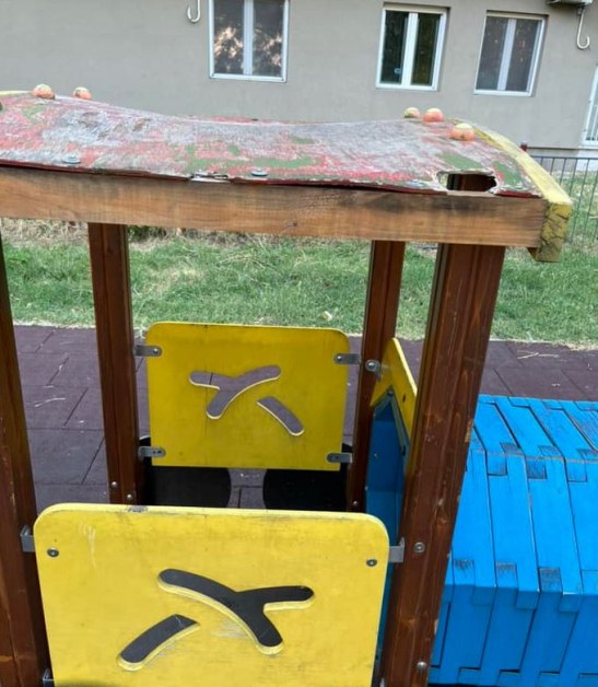 Мъж предупреди за опасна детска площадка в София СНИМКИ