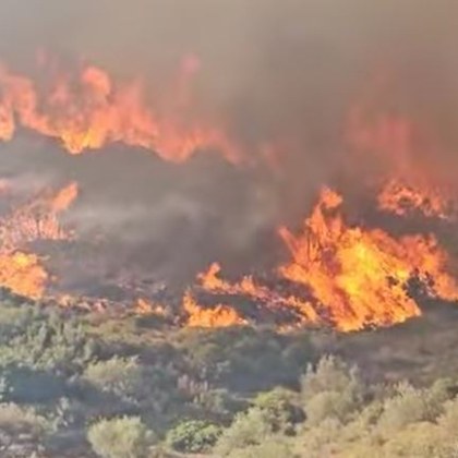 Преминала е тежка нощ в битка с пламъците на гръцкия
