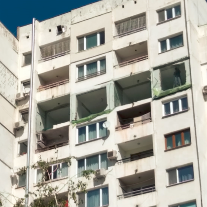 Има ли на(раз)рушение? РДНСК отговори за изкъртената фасада на блок