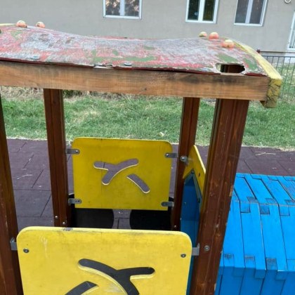 Мъж предупреди за опасна детска площадка в София СНИМКИ
