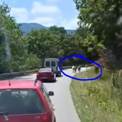 На косъм от сериозен инцидент са се разминали водачи движещи