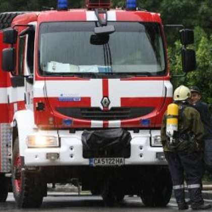 Спасиха три деца и тяхната майка при пожар в жилището