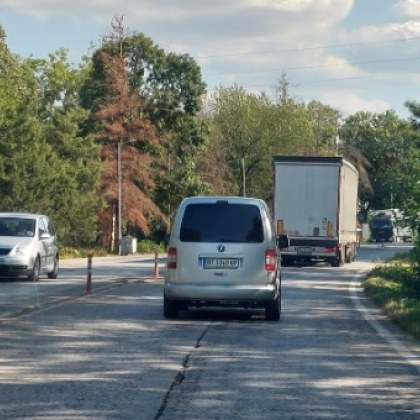 Човек сподели снимка на автомобил чийто водач си хвърля хартиените
