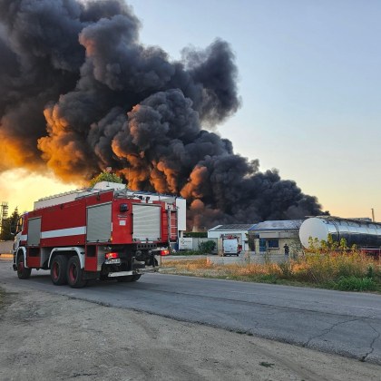 Двама пострадали пожарникари са ранени при големия пожар край поовдивското